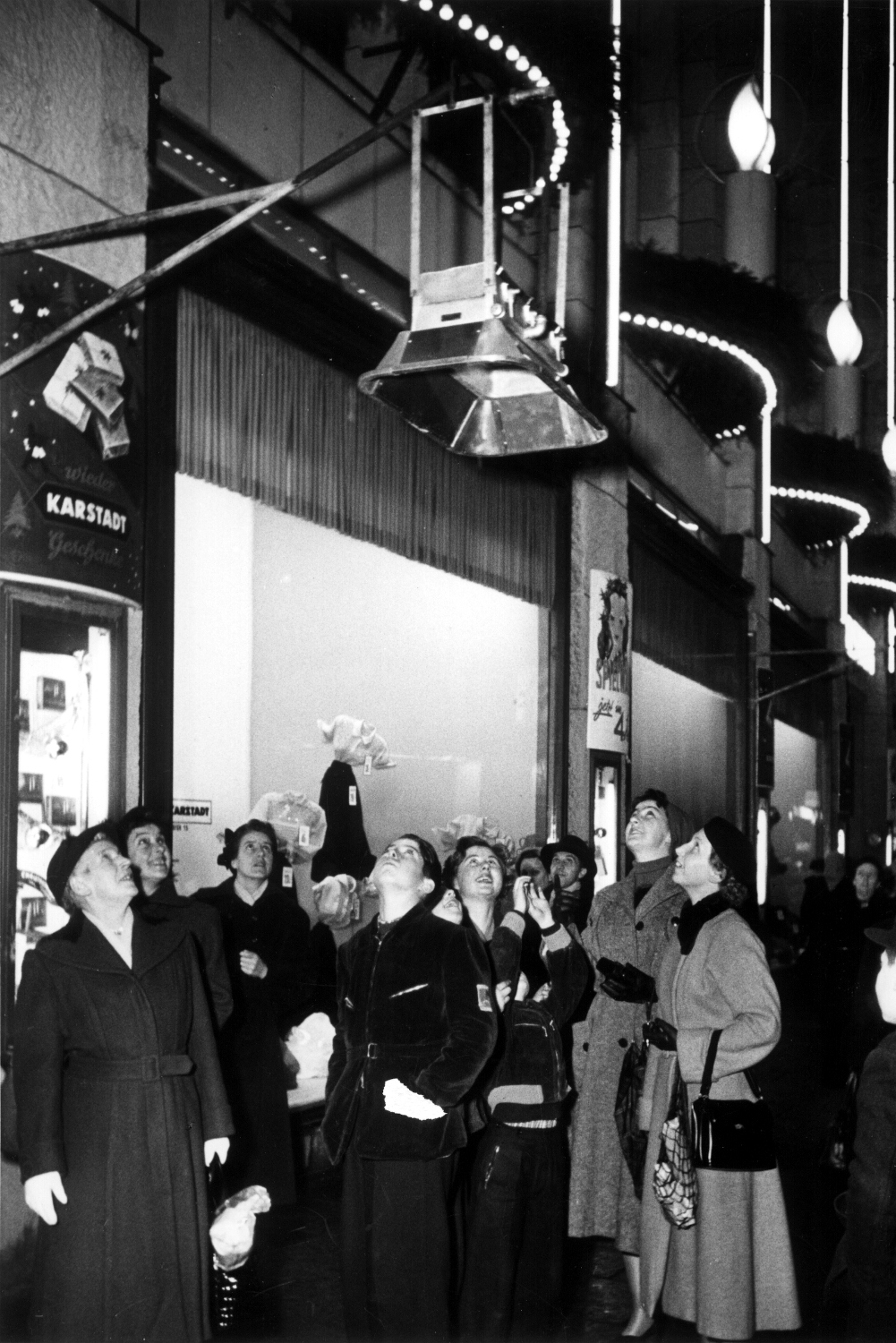 Köln'deki Noel pazarını ziyaret edenler, 1960'lar Schwank kızılötesi ısıtıcılarına hayran kalıyor.