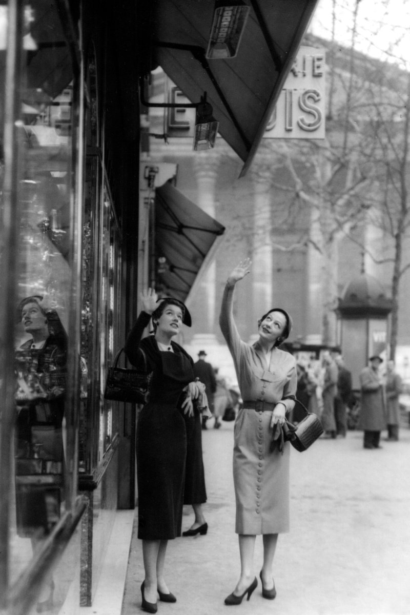 1948'de Rue Tronchet, Paris'te bir Schwank kızılötesi ısıtıcısının altında duran iki bayan.